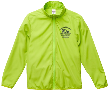 ライム色のブルゾンに紺色でシルクプリント