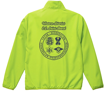 ライム色のブルゾンに紺色でシルクプリント