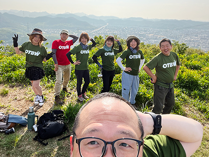 お揃いのTシャツを着て記念撮影