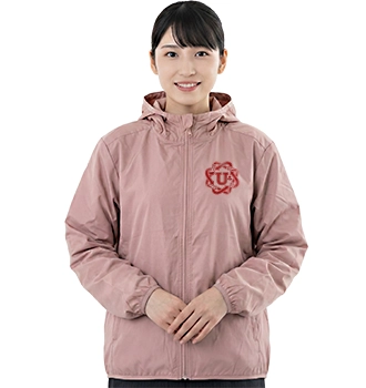 女性モデル身長158cmの左胸に10×10cm、ワインレッド系の1色プリント