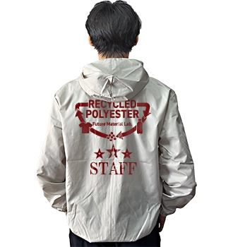 男性モデル身長176cmの背中に30×30cm、ワインレッド系の1色プリント