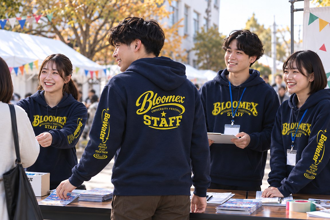 おそろいのクラスパーカーを着て、大学の学園祭の受付を担当する実行委員会のイメージ